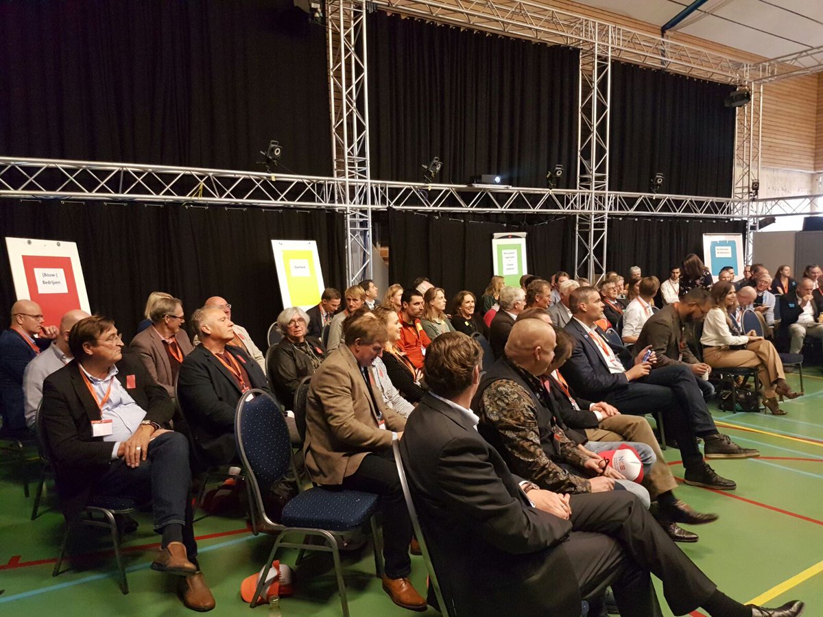 monumentencongr's tweet photo. We eindigen de deelsessie over #restauratievakmanschap met de uitspraak: "Als je een passie hebt voor erfgoed, vind je vanzelf je passie in het vak!"
#NMC017 @StichtingNCE, @vakres @DijkstraDraisma https://t.co/QiEZjtU3cO