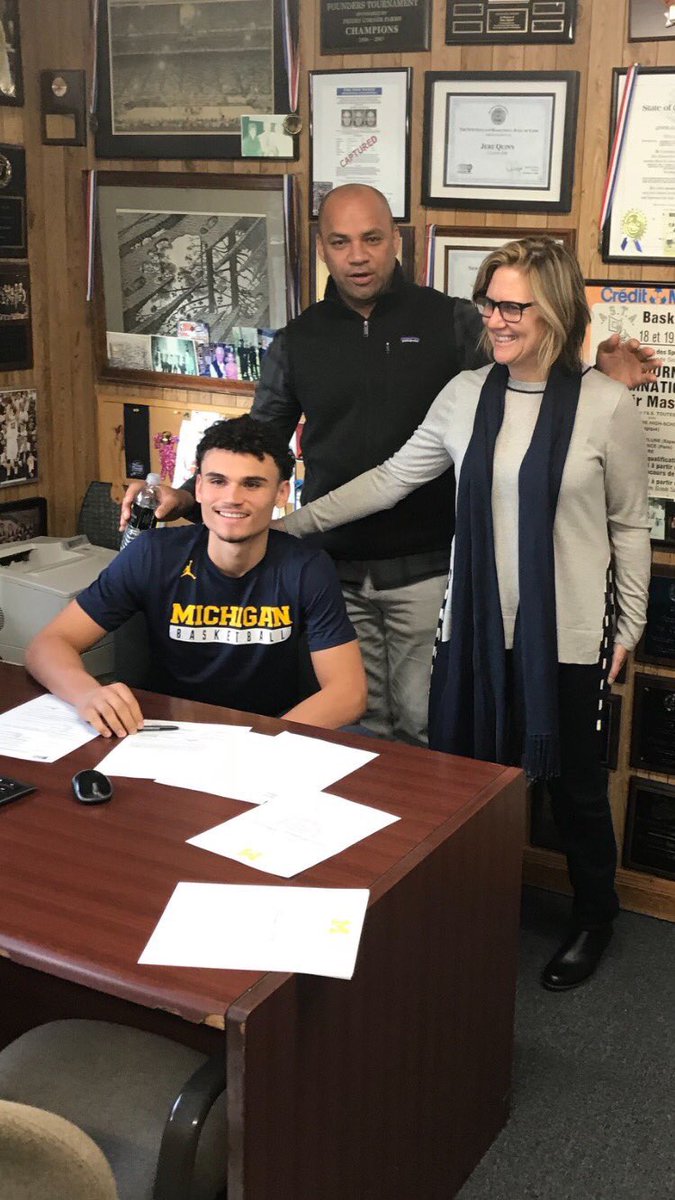 SmooveKy's tweet photo. Lil bro sign NLI yesterday proud Coach @NunezAdrien #RespectDaShooter https://t.co/54S0iB10It