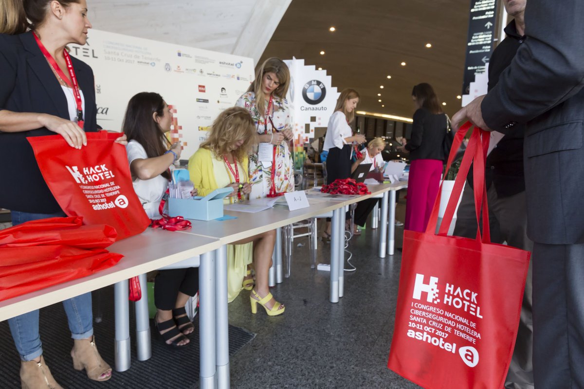Ashotel's tweet photo. 📹Este fue el ambiente general que vivimos hace ya un mes en #HackHotel2017, el I Congreso Nacional de #Ciberseguridad Hotelera que organizamos en @Auditoriotfe  https://t.co/NEPYtaXTDy https://t.co/58ZFxUj5pL