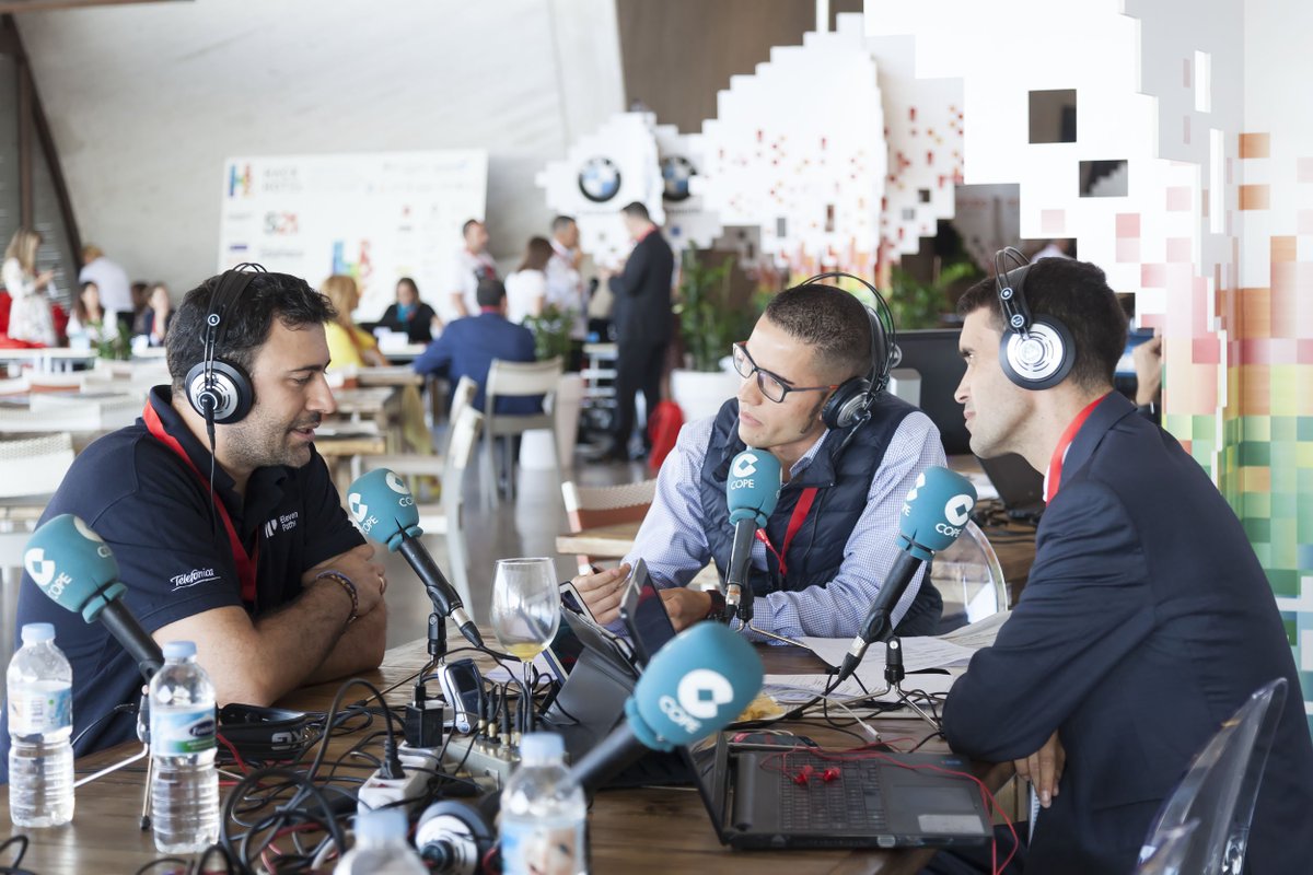 Ashotel's tweet photo. 📹Este fue el ambiente general que vivimos hace ya un mes en #HackHotel2017, el I Congreso Nacional de #Ciberseguridad Hotelera que organizamos en @Auditoriotfe  https://t.co/NEPYtaXTDy https://t.co/58ZFxUj5pL