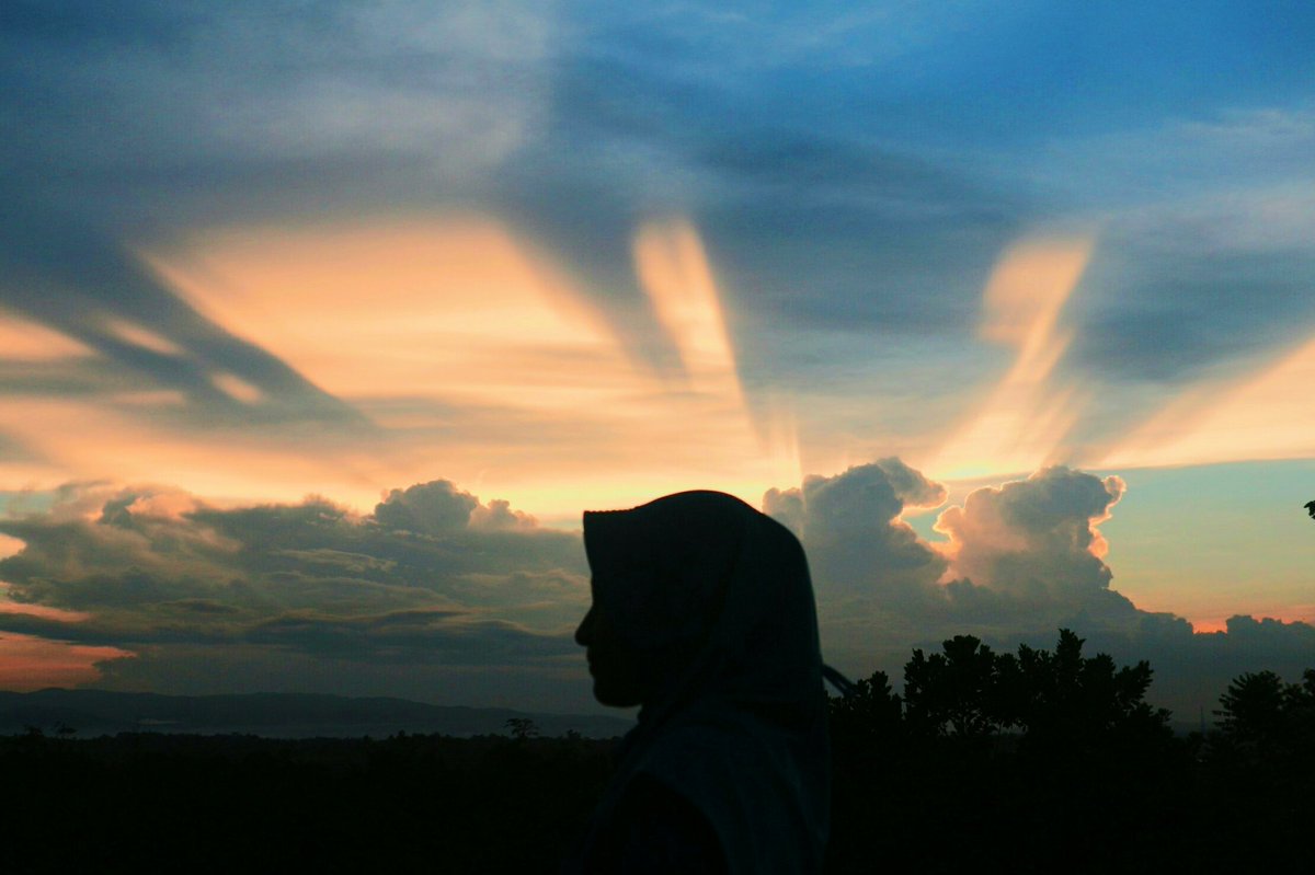 Indahsagala1997's tweet photo. Senja tak pernah salah. Hanya kenangan yang kadang membuatnya basah. Dan pada senja, kita mengaku kalah. 
- Anonim - https://t.co/H1u8GL5cad