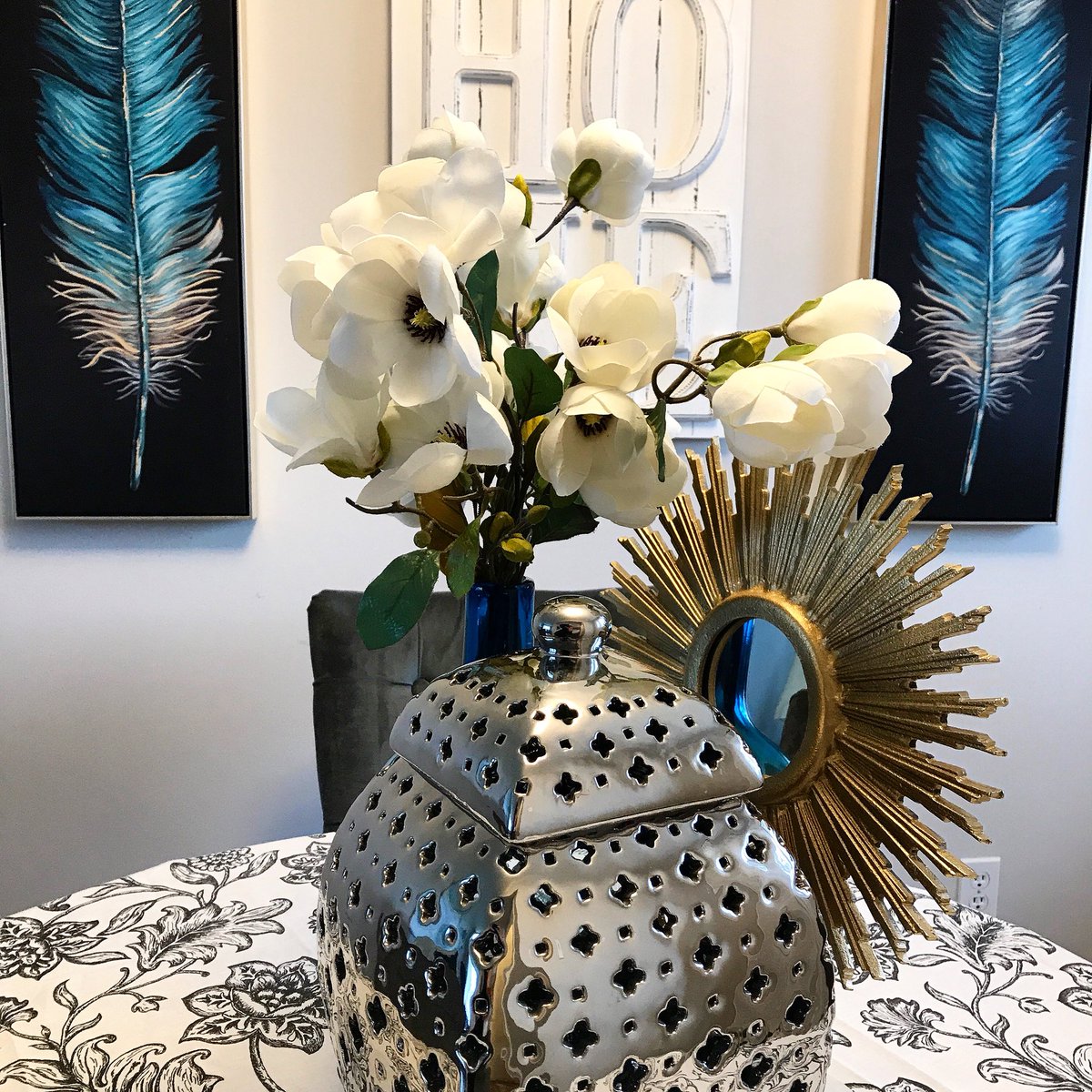 elevatewinnipeg's tweet photo. Dining rooms and living rooms are always so much fun to stage and prepare #stagedandready #elevateyourspace #elevatestagingwpg
#winnipeg #winnipeghomes #winnipegrealestate #winnipeghomestaging #stagingwinnipeg #stagingwpg #staged #stager #homestager #homestaging #manitoba https://t.co/poM7pU7L7P