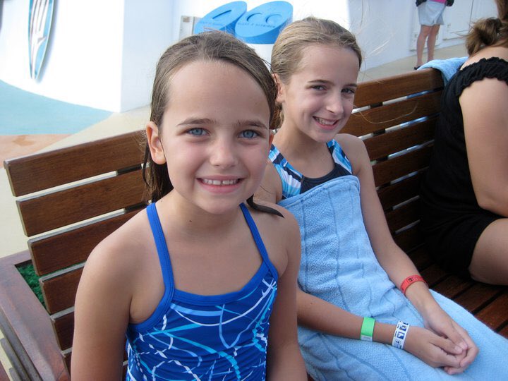 _emily_berry's tweet photo. happy birthday so my favorite sister!!!! hope you have the best day everrr!! don’t party too hard❤️🤗🍩🎉 @hannahmberry_ https://t.co/6zwKkBC1OP