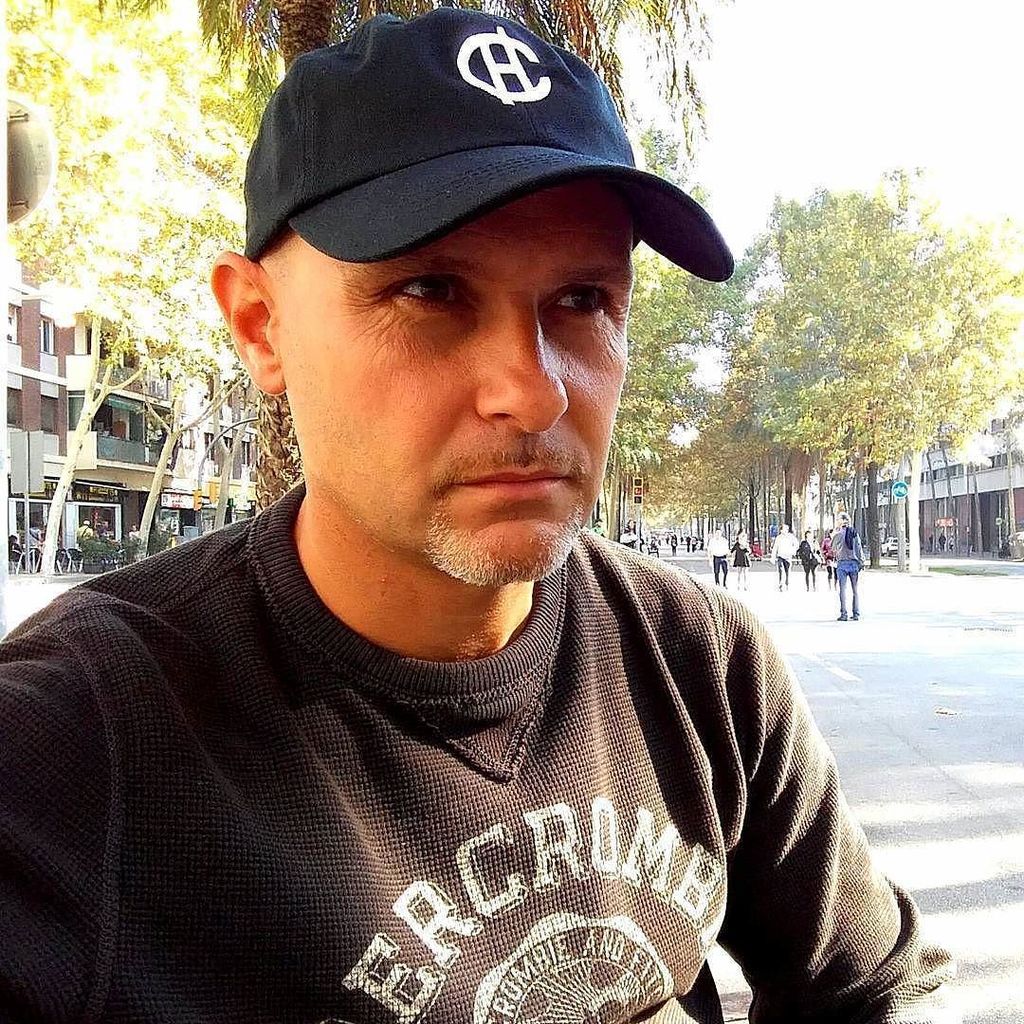 caphunters's tweet photo. El gran @enricbayon con nuestra gorra #caphunters #stylefortrees https://t.co/FF9ICSEtFh https://t.co/f8zn91CibQ