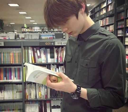 [Minhyun's Book Club]- Here to share translated passages from books recommended by  #NUEST  #WannaOne's Hwang  #Minhyun- Passage selection is based on personal preference- Updates may be irregular- Enjoy- Minhyun's book recommendations here →  https://twitter.com/Melodia_Muse/status/927764413314097152