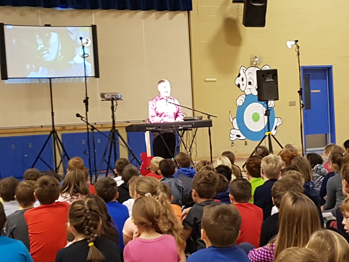 Grade 3 and 4 students enjoying the Terry Kelly performance 🎹🎷🎶
