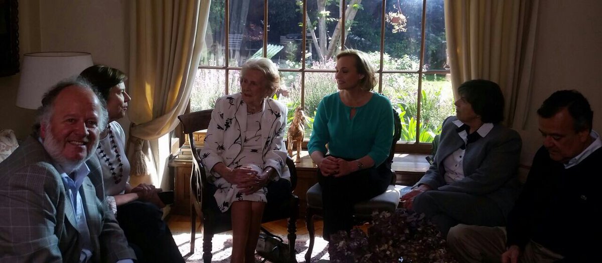 maylwino's tweet photo. Con Carolina Goic quien visitó a nuestra mamá Leonor Oyarzún., recordando a nuestro padre y apoyando a @carolinagoic https://t.co/M0NrUtilso