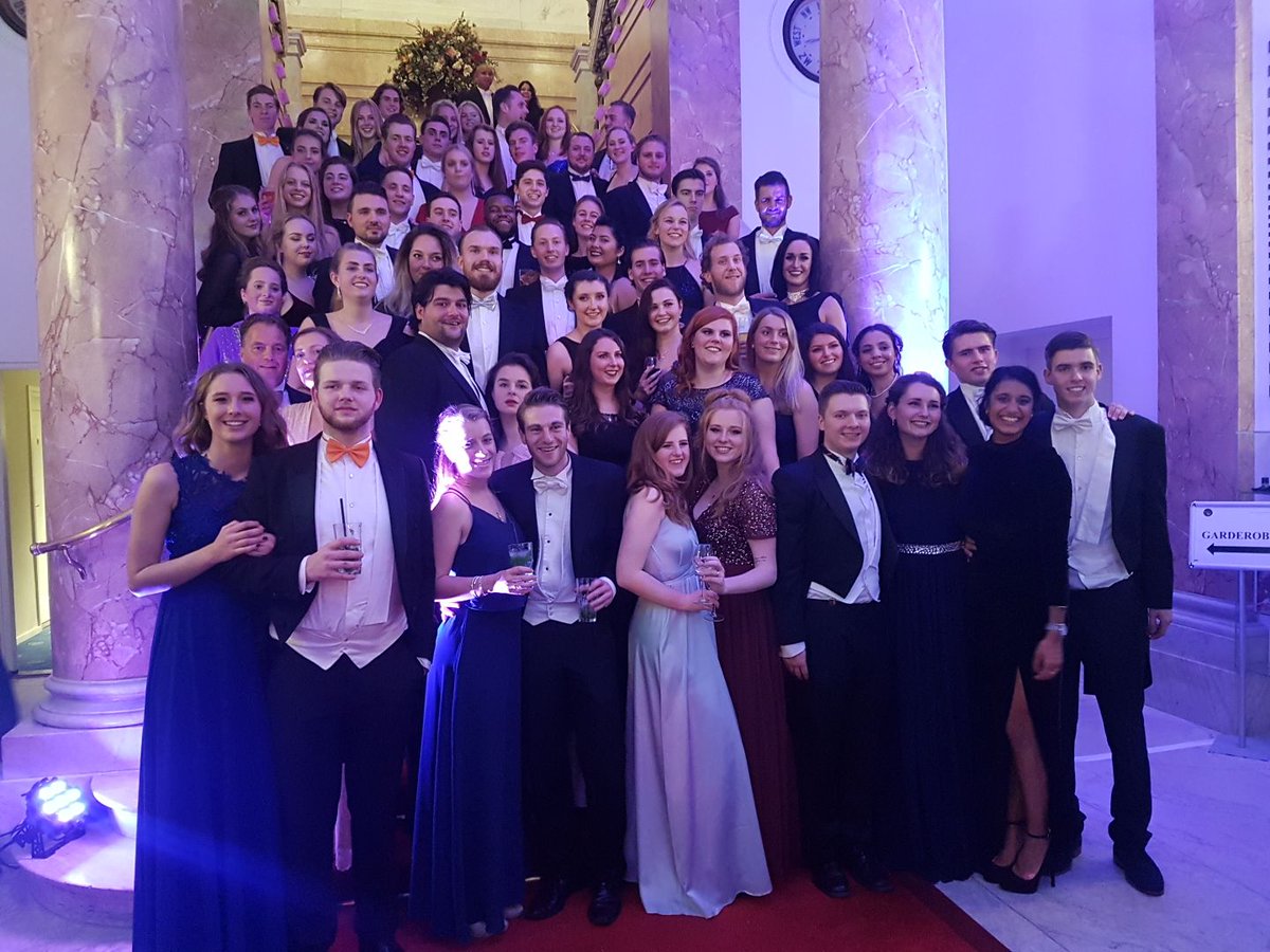 HaagscheStudent's tweet photo. De Haagsche Studenten Vereeniging was zaterdag wederom aanwezig bij het De Witte 3-Sociëteiten Gala! 💃🏻

In de prachtige Sociëteit De Witte konden de HSV'ers zich een avond lang vermaken in een indrukwekkende omgeving. 🕺🏻

Een groot succes, tot volgend jaar! 🙌 #DenHaag https://t.co/Z9pwJFOsA5