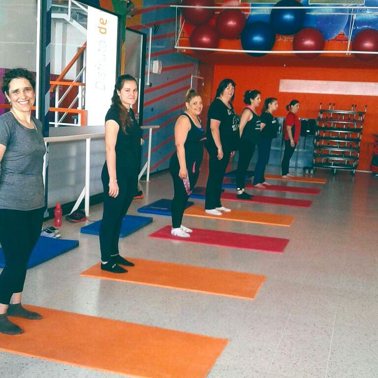 TrainingCenterB's tweet photo. Todas listas para arrancar la clase de #stretching ☀️💆🙌 este jueves nos comprometimos a comenzar el día diferente con buenas energías y en movimiento gracias profe @verosanroman https://t.co/NzsQ3XkzTA