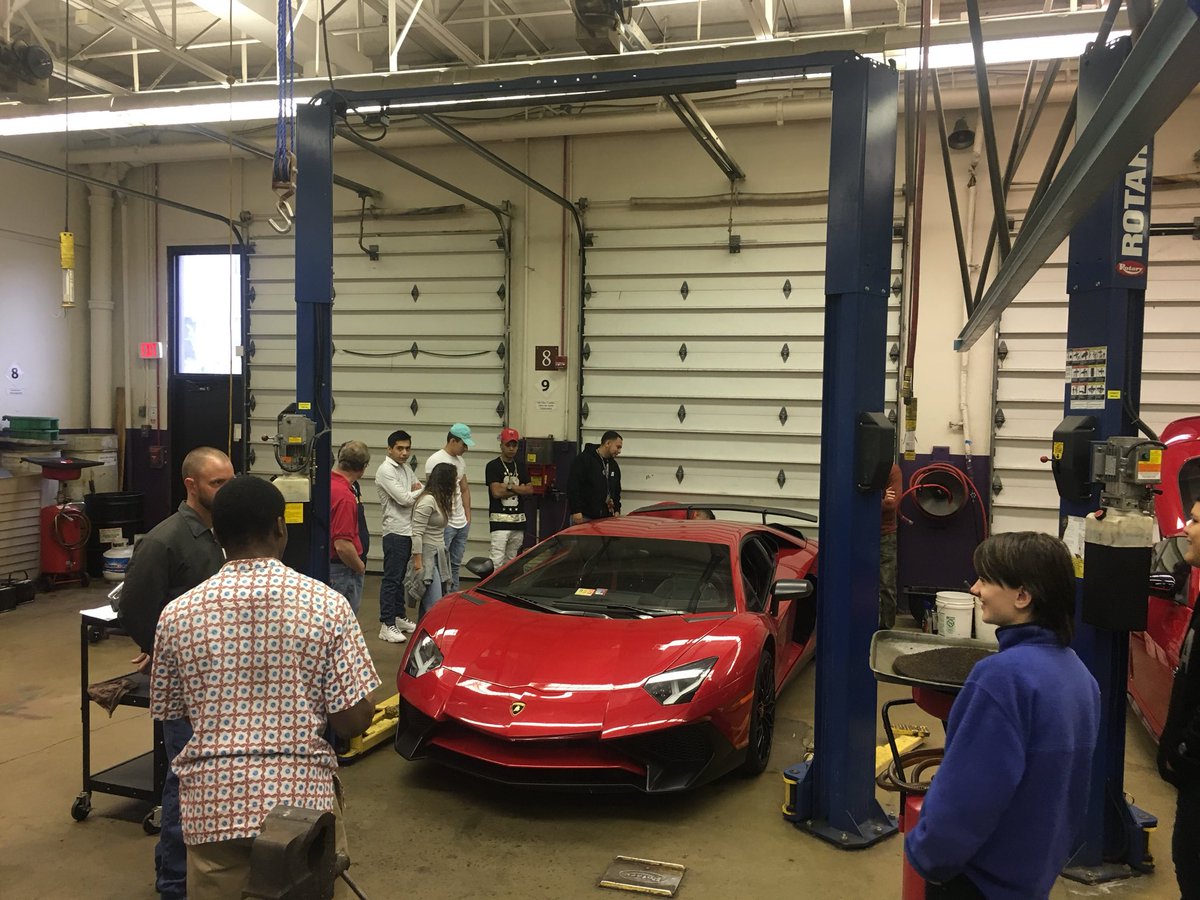 APSAutoTechcc's tweet image. Car show at Arlington career center. @APS_CTAE ,@ACC_Collision ,@APSCareerCenter ,