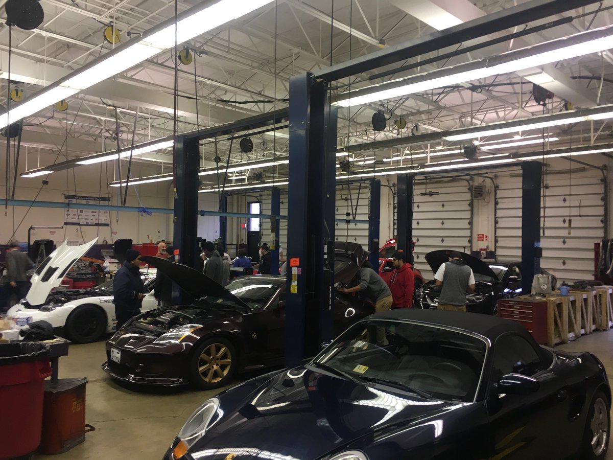 APSAutoTechcc's tweet image. Car show at Arlington career center. @APS_CTAE ,@ACC_Collision ,@APSCareerCenter ,