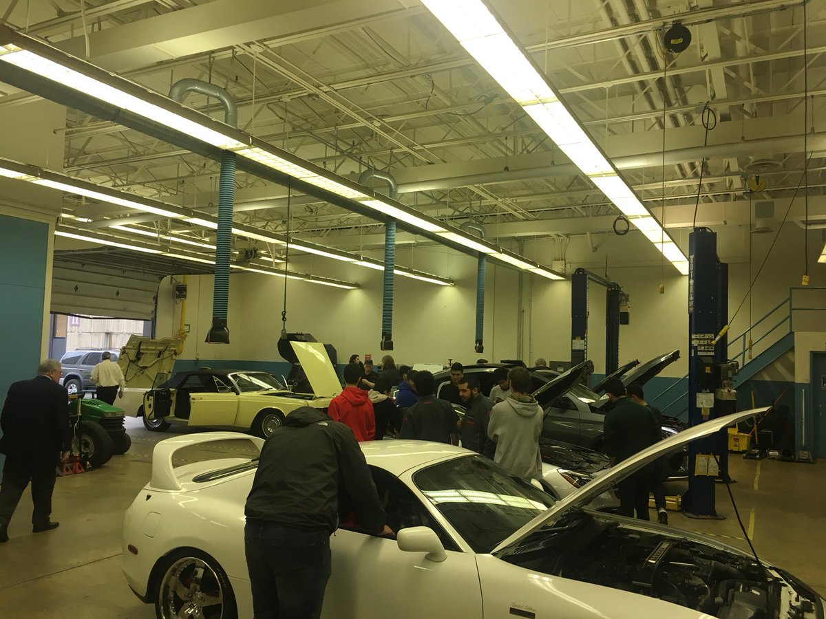 APSAutoTechcc's tweet image. Car show at Arlington career center. @APS_CTAE ,@ACC_Collision ,@APSCareerCenter ,