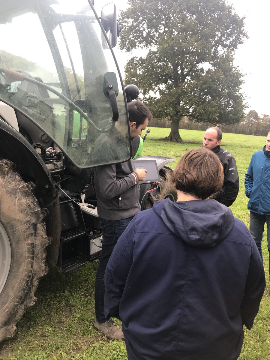 agri_up's tweet photo. Place aux démonstrations ! #Agriculturedeprecision #tracteurconnecté @Karnott_fr @TrimbleCorpNews https://t.co/dQbKJJ4YlA