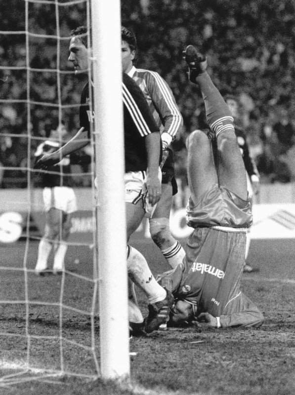 PortieriSiNasce's tweet photo. #PatrickLodewijks
#DutchGK 🇳🇱
#EmilioButragueño (right) at #PSV vs #RealMadrid on March 1, 1989.
On the left #BerryvanAerle and PSV #goalkeeper in the center of the #picture https://t.co/6J26ru9Ibg