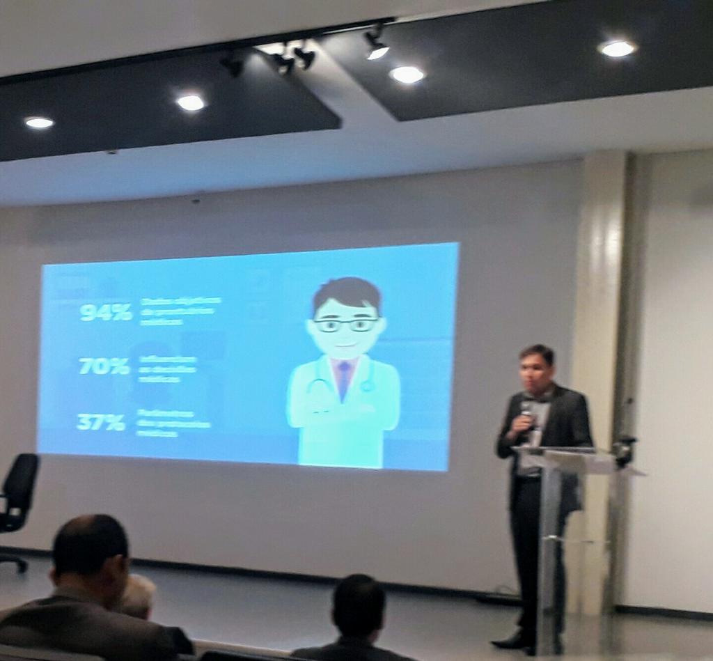 BF_Brazil's tweet photo. #HiTechnology apresenta o primeiro lab de análises clínicas portátil do mundo. #inovacao na veia ! literalmente!! Marcus Figueiredo no #ForumdeInovacaoCCFB 2017 https://t.co/TgQwtIQnTx
