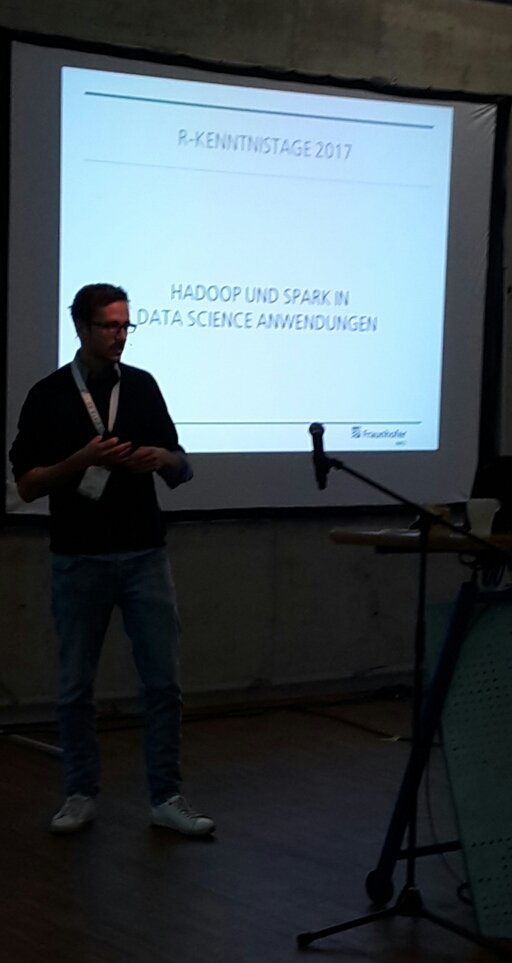 eodaGmbH's tweet photo. Andreas Wygrabek vom Fraunhofer IWES über #Hadoop und #Spark in #DataScience Anwendungen. #RKT2017 https://t.co/MHNMRBMf67