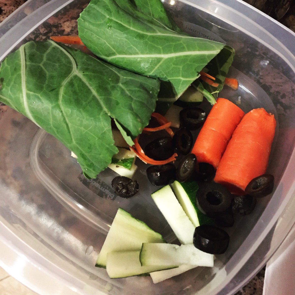 plantbasedprof's tweet photo. Super simple raw plant based lunch. Collard green hummus and veggie wrap. #wfpbno #rawveganlunch #simplerawvegan #collardgreens #collardwrap https://t.co/JlKo5cz9Uz