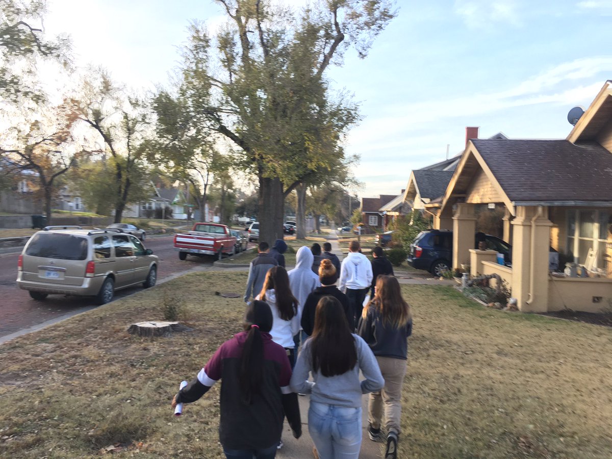 CoachBurrCMS's tweet photo. Field trip today to learn about the Magna Carta! @ComancheCoyote https://t.co/t7ejo07XKX