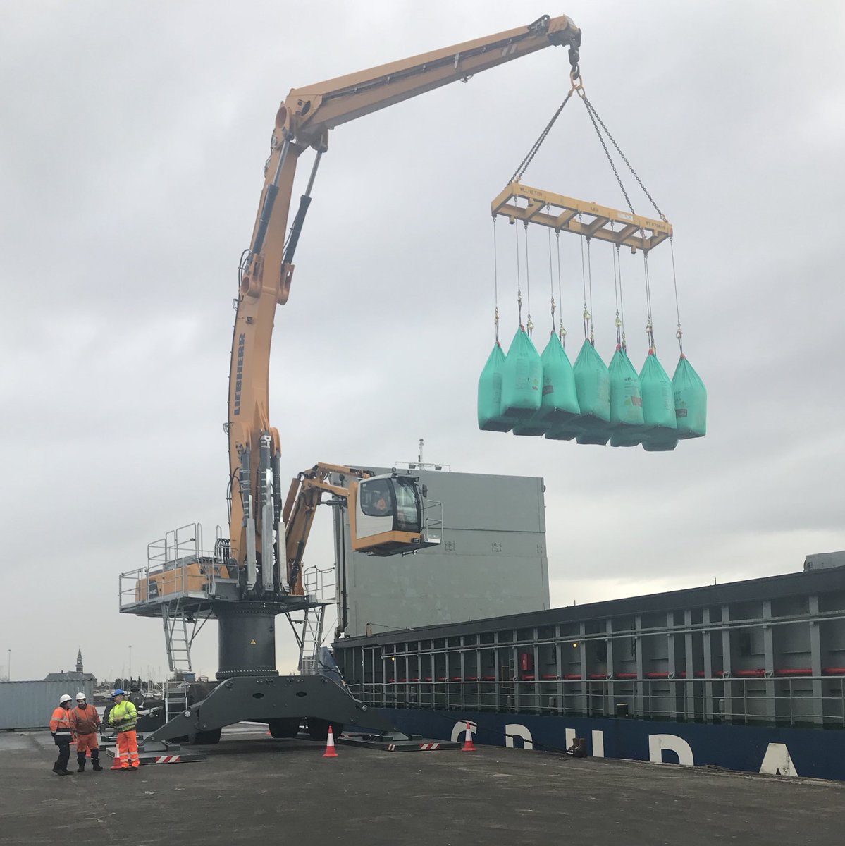 ThomasbellFert's tweet photo. Pulan vessel being discharged today @RMSHumberPorts by a brand new @Liebherr LH110 #fertiliser #fert #firstclassservice @GA_PULAWY https://t.co/LCupYqxNNQ