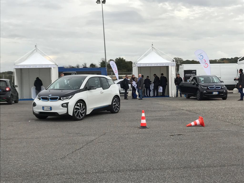 RudiBressa's tweet photo. Non solo nuovi modelli di auto #elettriche (almeno 50 entro il 2020), ma nuove colonnine di ricarica veloce, come quella presentata oggi e progettata da @marcosusani e @defnekoz. Sì all'elettricità, ma anche il #design avrà un ruolo per l'#eMobilityRevolution https://t.co/EuNjtFO4yk