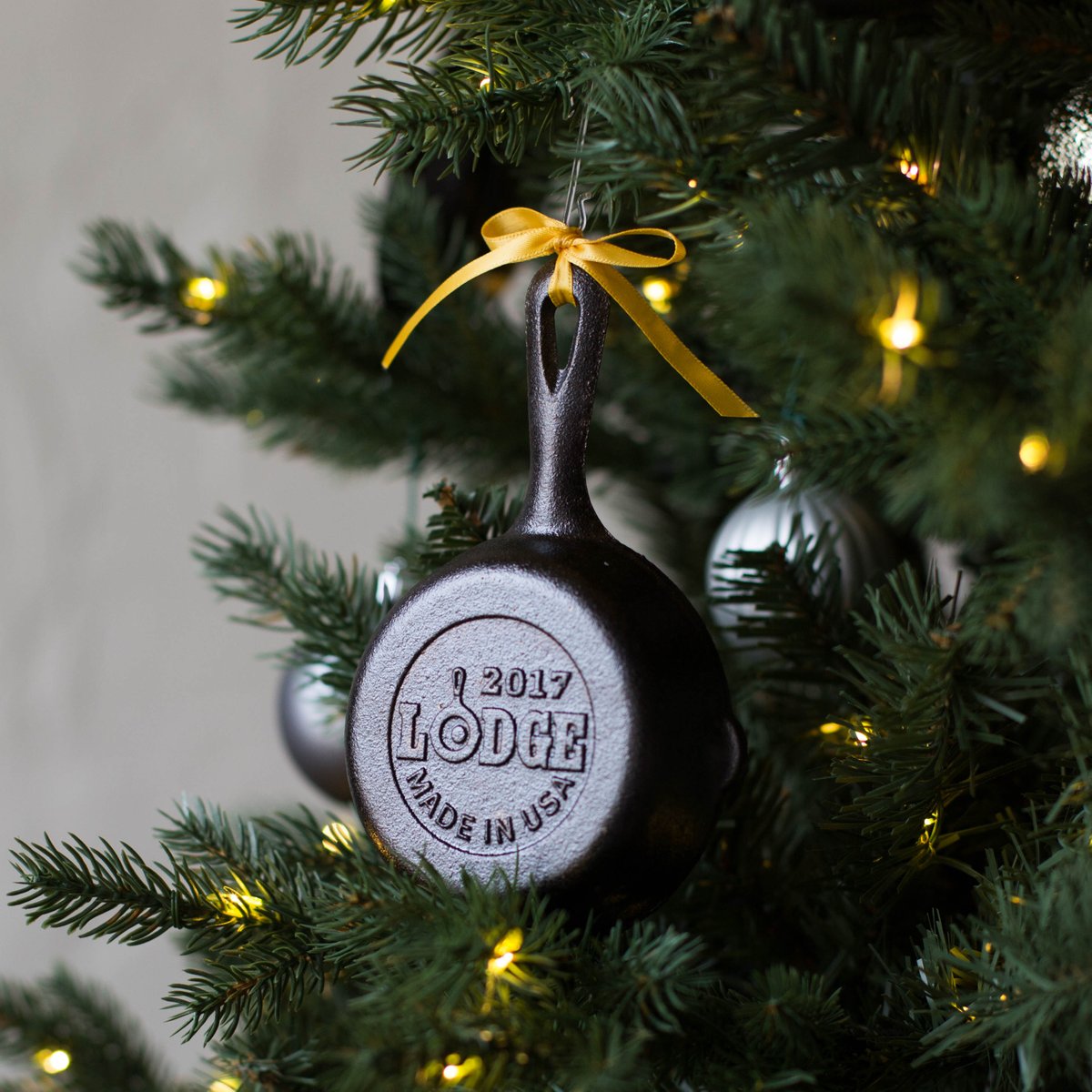 LodgeCastIron's tweet photo. ❄️ Introducing our very first limited edition Holiday Mini Skillet! This 2017 collector's item comes in a decorative gift box, and makes a great addition to your tree or a unique stocking stuffer for your friends and family. ❄️

Shop here: https://t.co/VJwpSug9iZ https://t.co/sFizDnIx98