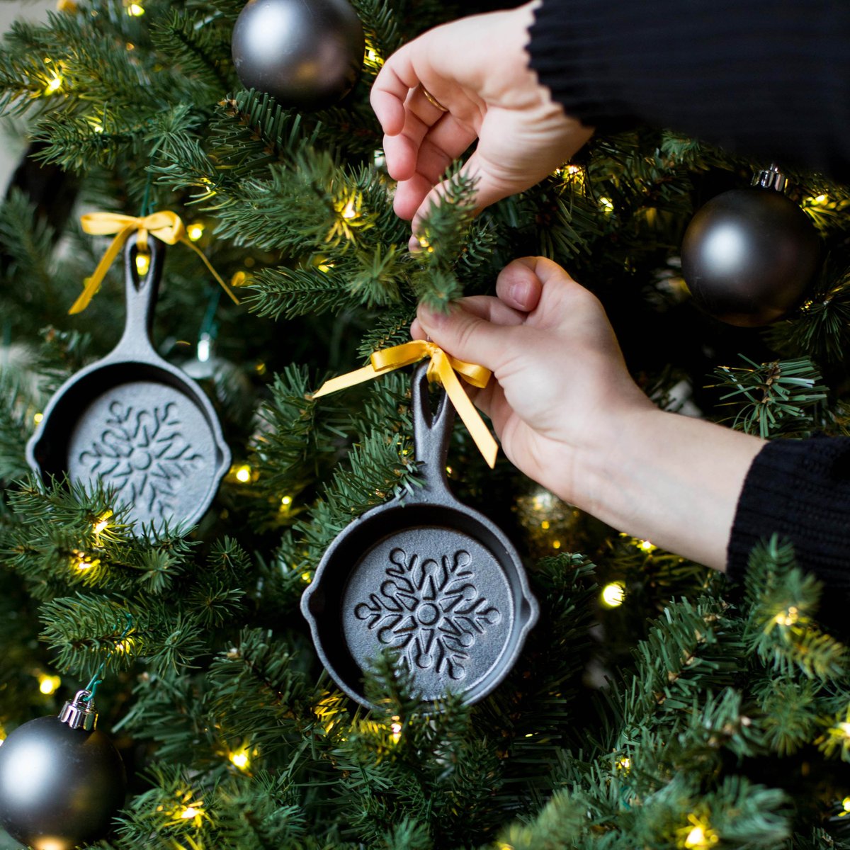 LodgeCastIron's tweet photo. ❄️ Introducing our very first limited edition Holiday Mini Skillet! This 2017 collector's item comes in a decorative gift box, and makes a great addition to your tree or a unique stocking stuffer for your friends and family. ❄️

Shop here: https://t.co/VJwpSug9iZ https://t.co/sFizDnIx98