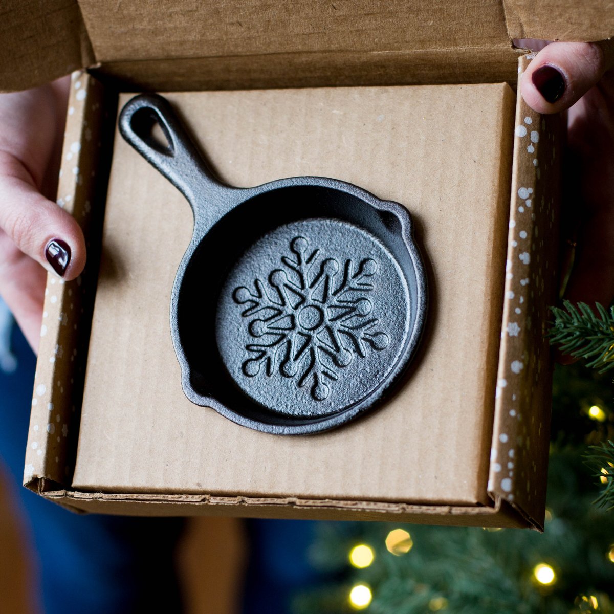 LodgeCastIron's tweet photo. ❄️ Introducing our very first limited edition Holiday Mini Skillet! This 2017 collector's item comes in a decorative gift box, and makes a great addition to your tree or a unique stocking stuffer for your friends and family. ❄️

Shop here: https://t.co/VJwpSug9iZ https://t.co/sFizDnIx98