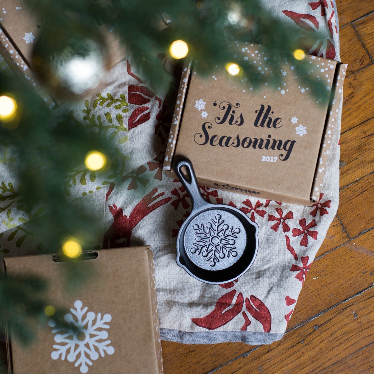 LodgeCastIron's tweet photo. ❄️ Introducing our very first limited edition Holiday Mini Skillet! This 2017 collector's item comes in a decorative gift box, and makes a great addition to your tree or a unique stocking stuffer for your friends and family. ❄️

Shop here: https://t.co/VJwpSug9iZ https://t.co/sFizDnIx98