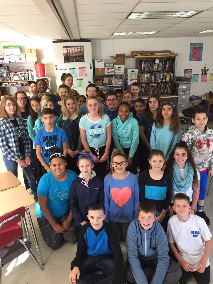 MrsSittig1's tweet photo. Hia7 homerooms 356/357 standing out to stop bullying. @Fannings_Class @sweetheartsandheroes  #fmslearns #EverydayWearBlue #ShowYouCare https://t.co/A7jzjtCEIt