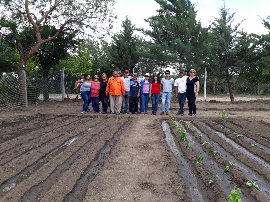 AmbienteSanLuis's tweet photo. Acompañados por alumnos de la institución educativa, el Ministerio construyó una #huerta en la Escuela Nº 259 "Vicedirector Jesús Toribio Lucero" de Leandro Alem.
#SanLuis #Campo #Producción https://t.co/Pk0a0wQwtN