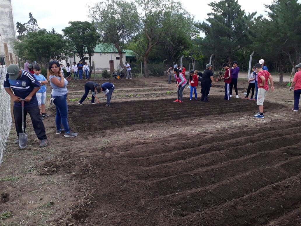 AmbienteSanLuis's tweet photo. Acompañados por alumnos de la institución educativa, el Ministerio construyó una #huerta en la Escuela Nº 259 "Vicedirector Jesús Toribio Lucero" de Leandro Alem.
#SanLuis #Campo #Producción https://t.co/Pk0a0wQwtN
