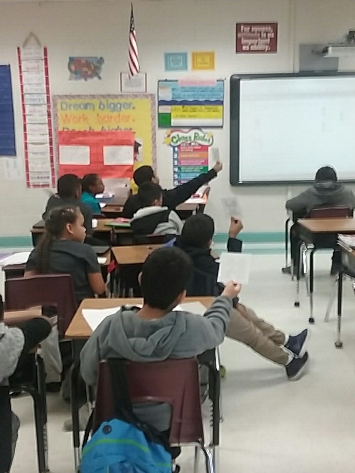 SciCoachOv's tweet photo. Ms.Rosette's Ss using @plickers for a #formativeassessment. #5P3 Great explanation and student debate. #10Kin2018 https://t.co/xbQYjiLw2G