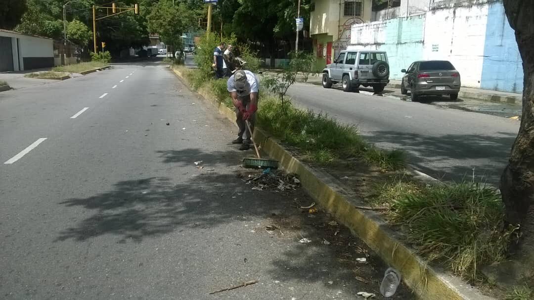 franciscomelero's tweet photo. Jornada de barrido en Avenida Pulido Mendez. La mejor forma de mantener una ciudad agradable es manteniendo limpio sus espacios. https://t.co/IYqni4MsEt