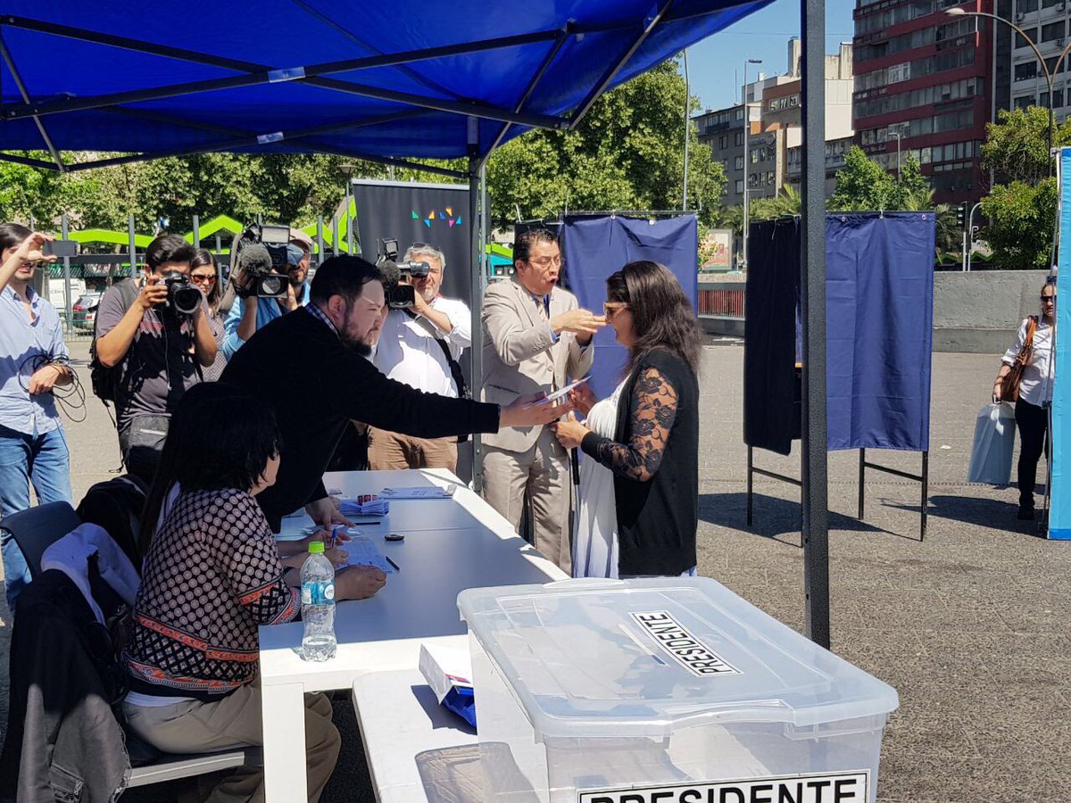 senadis_gob's tweet photo. Personas con discapacidad y personas mayores con movilidad reducida participan en lanzamiento de campaña “Tu voto, tu derecho” en Plaza Italia #Elecciones2017 https://t.co/Gw52Uy78UH