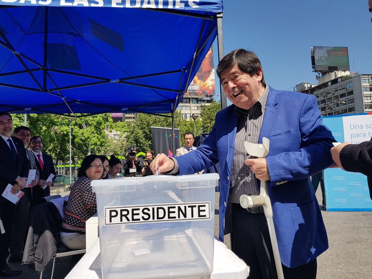 senadis_gob's tweet photo. Personas con discapacidad y personas mayores con movilidad reducida participan en lanzamiento de campaña “Tu voto, tu derecho” en Plaza Italia #Elecciones2017 https://t.co/Gw52Uy78UH