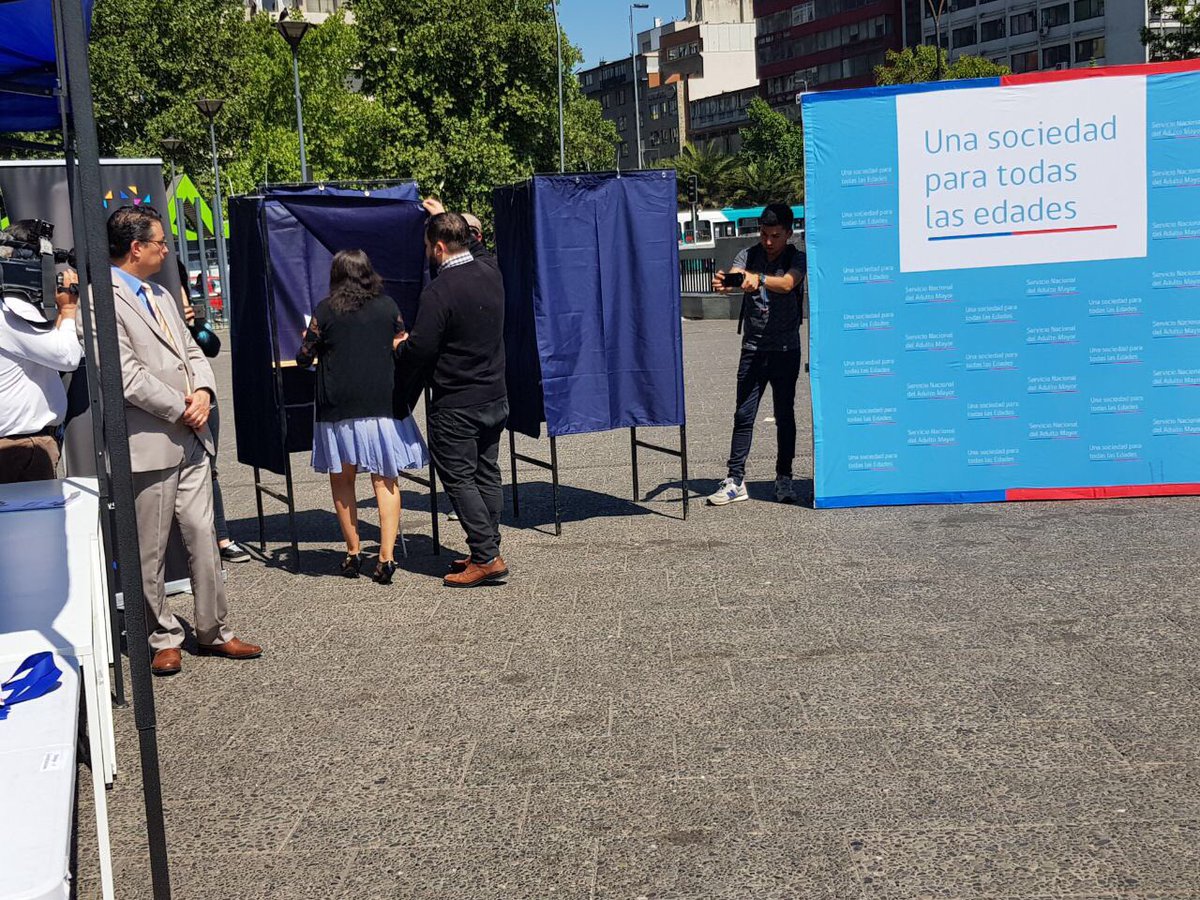 senadis_gob's tweet photo. Personas con discapacidad y personas mayores con movilidad reducida participan en lanzamiento de campaña “Tu voto, tu derecho” en Plaza Italia #Elecciones2017 https://t.co/Gw52Uy78UH
