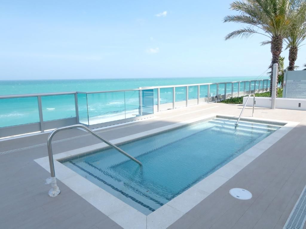 CuddlyNest's tweet photo. The stars at night are big and bright deep in the heart of Miami Beach!  
Book this modern holiday apartment for 3 guests in Miami Beach.
https://t.co/6YT5cHyKYu https://t.co/SLCo5IY0uJ