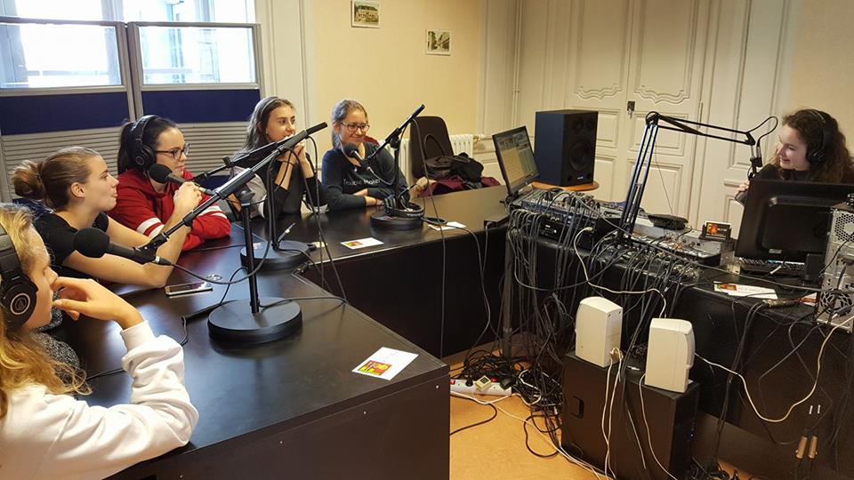 RadioFrequence8's tweet photo. Enregistrement de l'émission Carte blanche: l'émission des jeunes dans les studios de #Frequence8 90.5, diffusion mercredi prochain à 15h @MontfortsurMeu @MontfortComCom https://t.co/17mZ3ALK24
