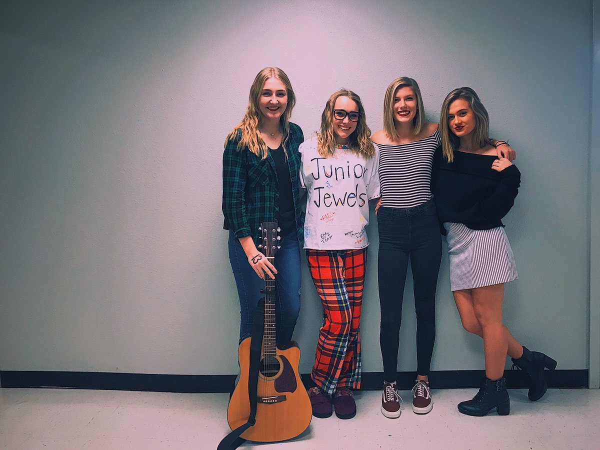 mollyfrost04's tweet photo. Darling we're nightmares dressed like daydreams✨ @taylornation13 #reputation1Day https://t.co/h7gG7RDX11