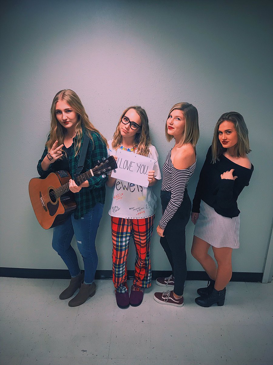 mollyfrost04's tweet photo. Darling we're nightmares dressed like daydreams✨ @taylornation13 #reputation1Day https://t.co/h7gG7RDX11