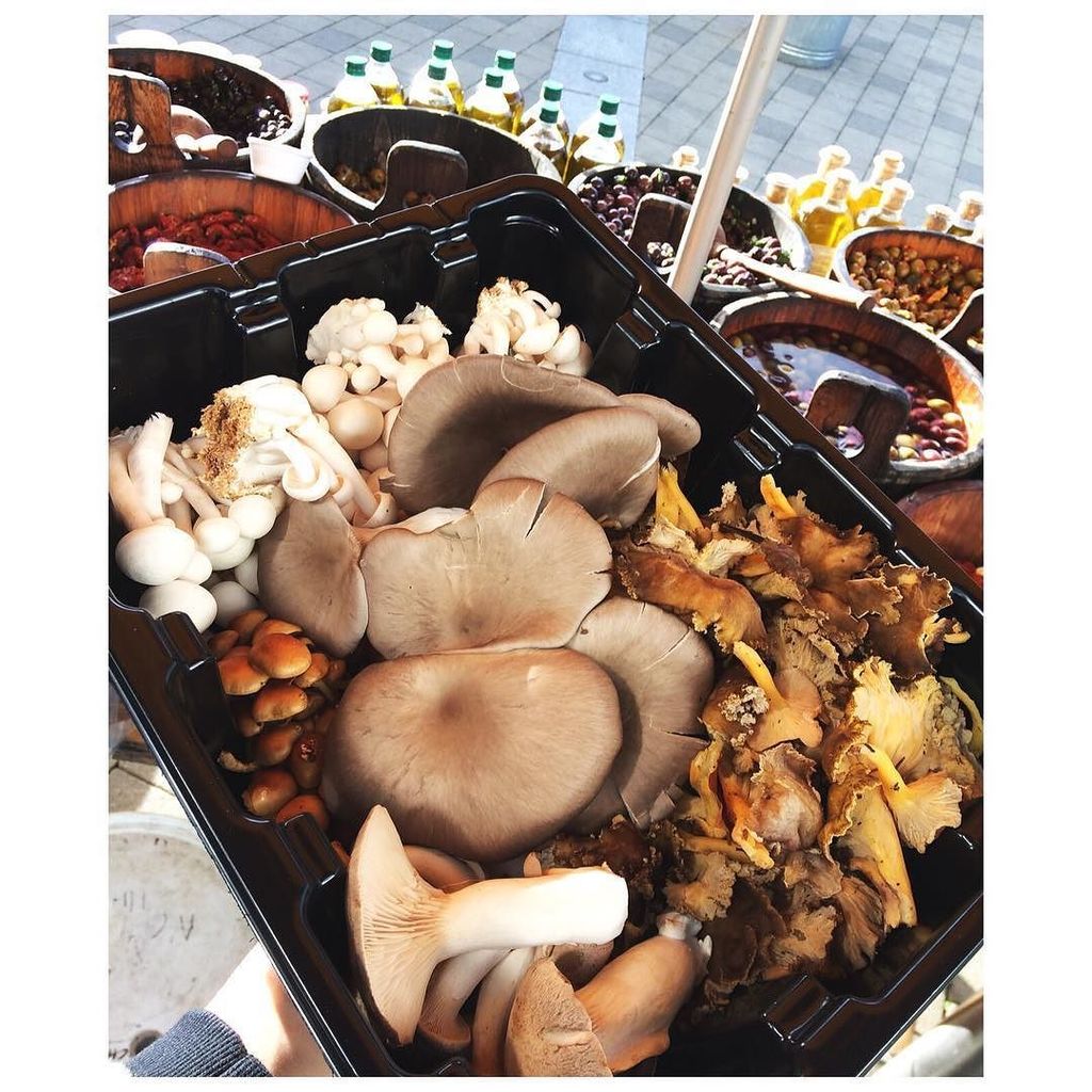 Delivery from @ballyhouramushrooms at our stall at @mahonpointmarket , to be brought back to @toonsbridge for our … ift.tt/2hhwOUp