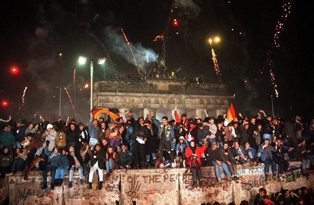 diegodelacruz's tweet photo. 9 de noviembre de 1989. Cae el Muro de Berlín, tumbado por la libertad. Prohibido olvidar los crímenes y la miseria creada por el comunismo. https://t.co/fen3Z0LraB