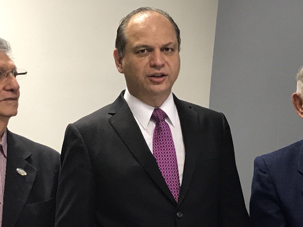 g1's tweet photo. Ministro da Saúde passa mal em evento em SP e é transferido para hospital https://t.co/iUnTM0YVgA #G1 https://t.co/Zvcs2P2HuU