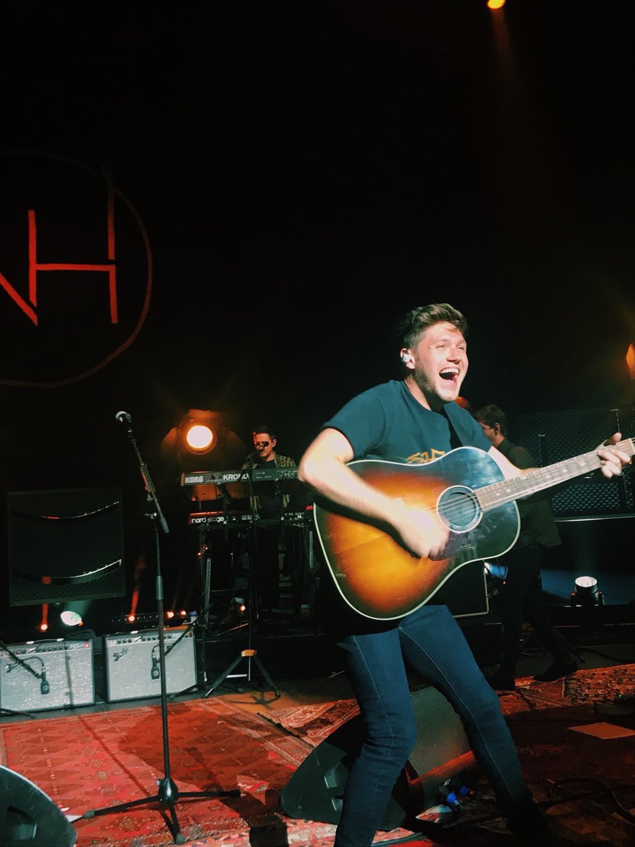 OhNo1_D's tweet photo. "Flicker es la canción que más me gusta porque fue la que le cambió el sentido al álbum. Antes había escrito canciones como On The Loose, Slow Hands y On My Own. Después de Flicker vinieron Mirrors, Fire Away, Paper Houses" —Niall sobre lo que fue escribir FLICKER. https://t.co/nbnjt0sVW9