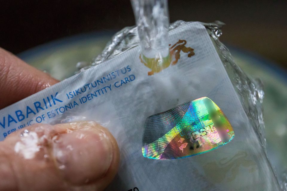 KeberNeet's tweet photo. Peab ikka värdjalik tahtmine olema fotograafil sääraseid installatsioone tekitada. Kollase veega ka proovisid? #prozes https://t.co/lrqD8SpaZF