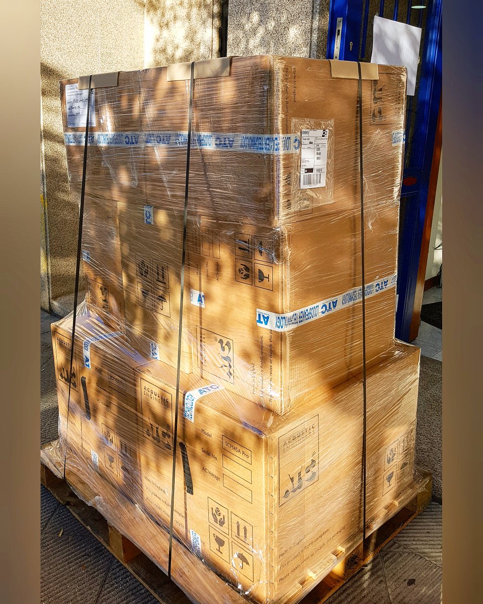 FunkyJunkSpain's tweet photo. Recibiendo unas cajitas ATC Loudspeaker. 
La definición hecha monitor. 
https://t.co/4KNS99pCMN
#atcspeakers #atc25 #atc45 #atc20 #atc12Pro
#funkyjunkspain #console #recording #recordingstudio #soundsgood #highqualityaudio #audiorecording #audioengineer https://t.co/fBx52PXpWi