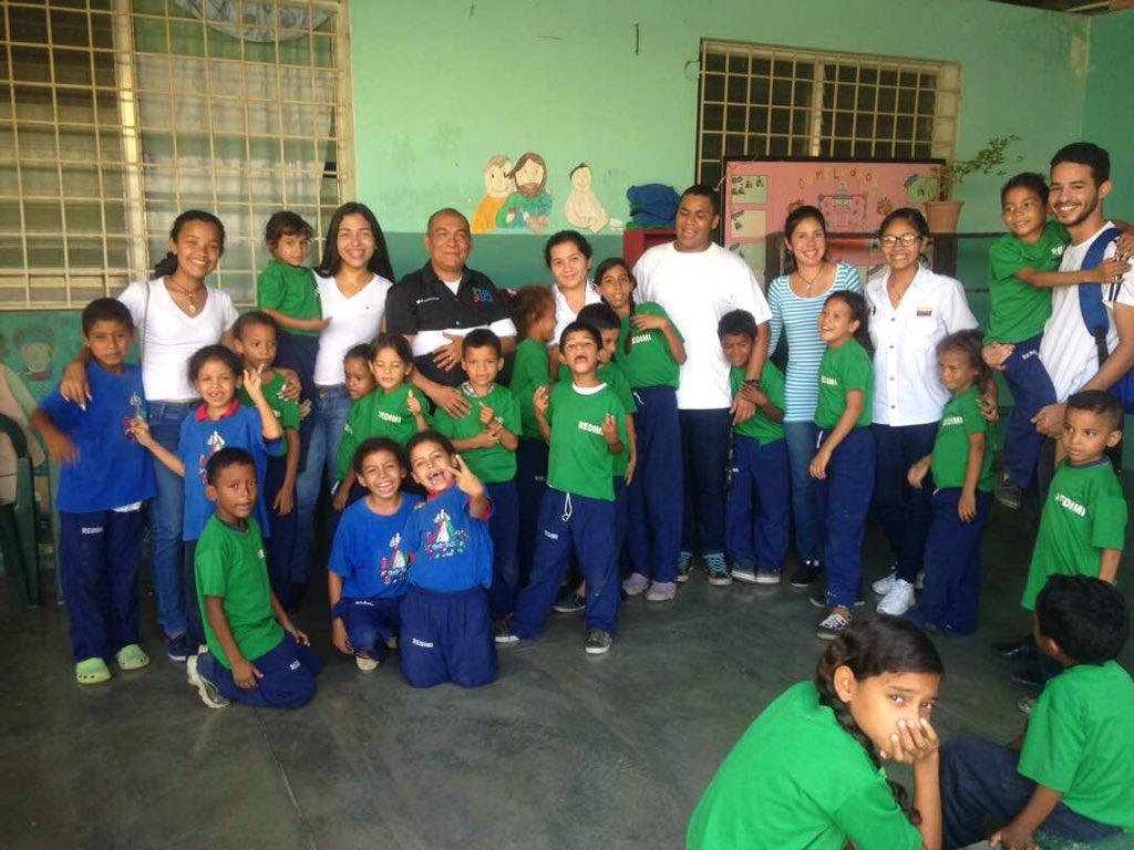 manuelferreiraG's tweet photo. Nuestra familia de @EPAfundacion compartió con los niños del Refugio Divina Misericordia en #PLC en nuestra iniciativa #AyudemosAEducar #9Nov https://t.co/vzKJhpt4lm