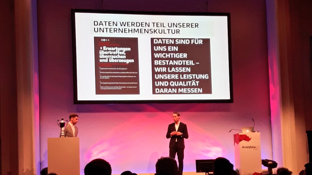 Helen_Ramm's tweet photo. Finde einen Vorreiter im Unternehmen! Nur so bringt man Data Driven Decisions ins Unternehmen, sagen Alex und Bastian von der DFL Digital Sports beim #as2017 https://t.co/eO3PsBn66h