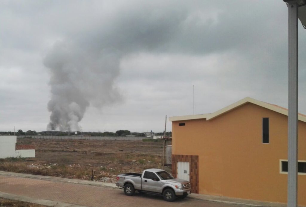 NaFeijoo20's tweet photo. @Ambiente_Ec como pueden permitir que los alcaldes quemen la basura en lugar de manejar bien  los residuos y desechos #Huaquillas https://t.co/1248naSsXh