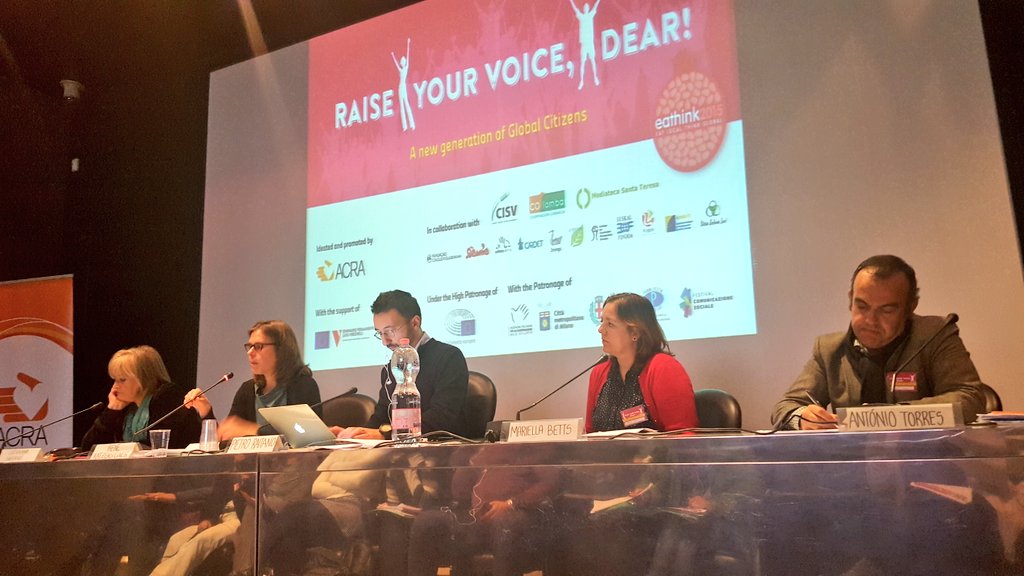 eathink2015's tweet photo. Tentativo di adottare un approccio olistico alla formazione degli insegnanti. In Austria c'è un corso di laurea di tre anni che crea connessione tra l'Educazione alla Cittadinanza Globale, l'educazione civica, interculturale e allo sviluppo sostenibile. #eathink https://t.co/eNcCBuI5l8